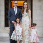 Porodična fotografija ispred Kraljevskog dvora