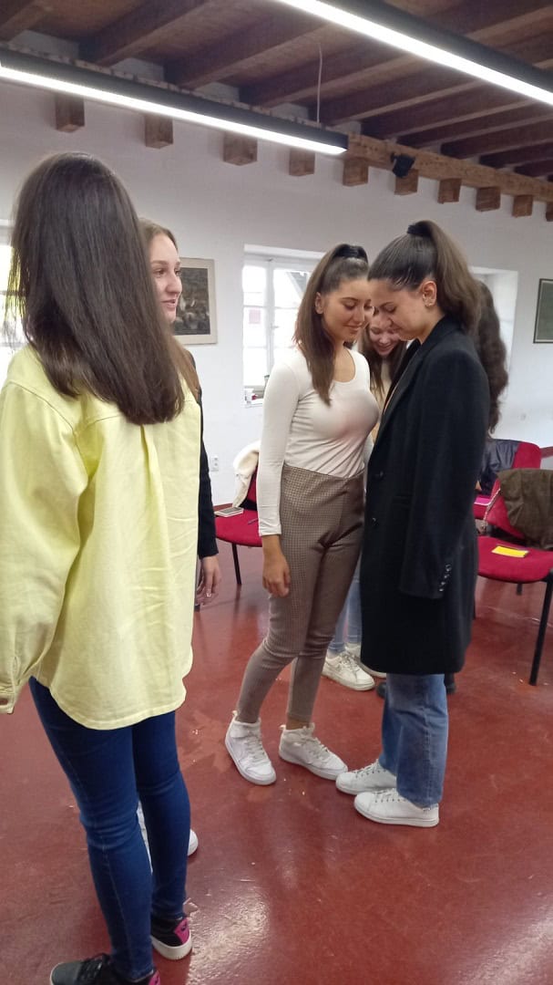 Mlade devojke aktivno učestvuju u radionici