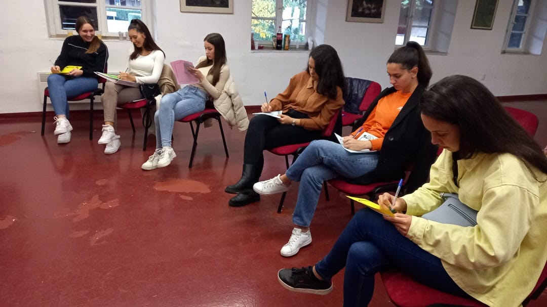 Volonteri aktivno učestvuju u radionici