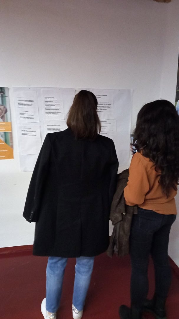 Mlade devojke aktivno učestvuju u radionici