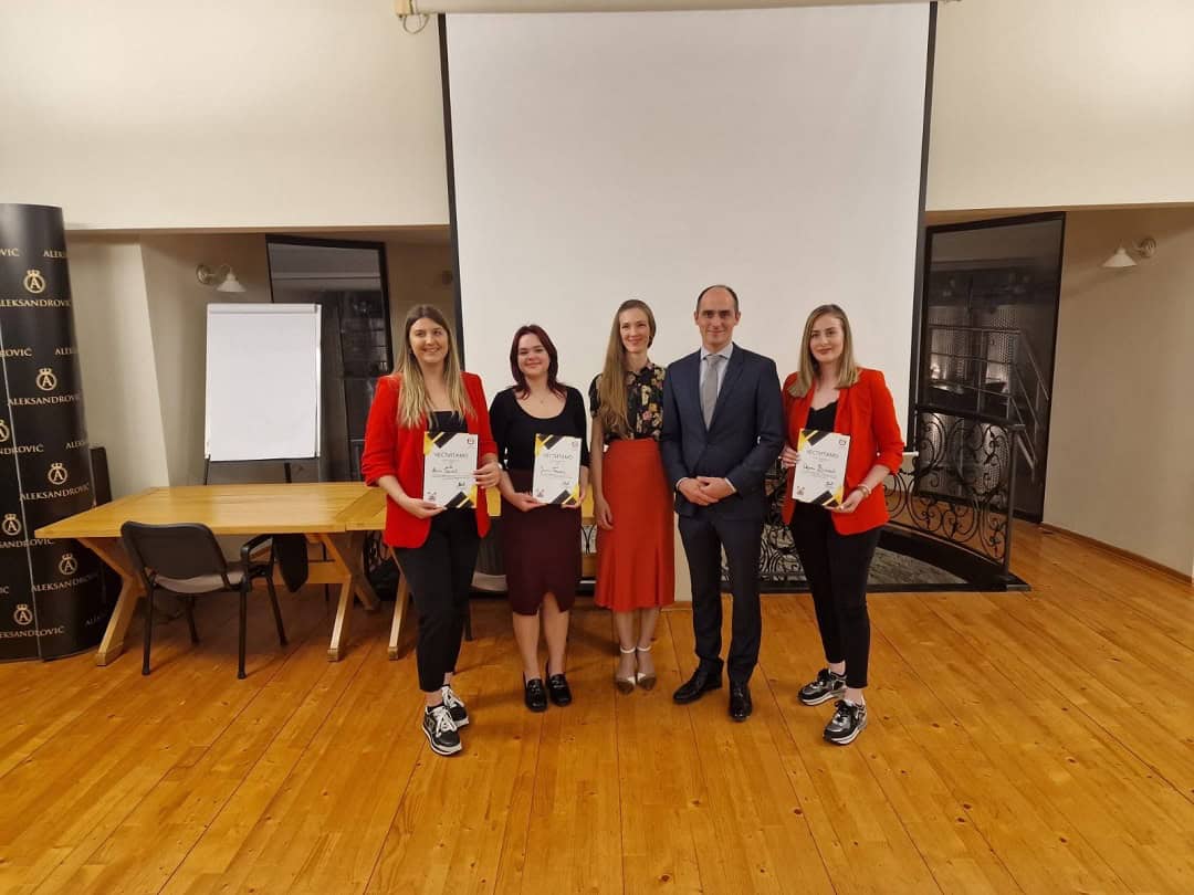NJKV princ Mihailo i princeza Ljubica sa pobedničkom ekipom studenata