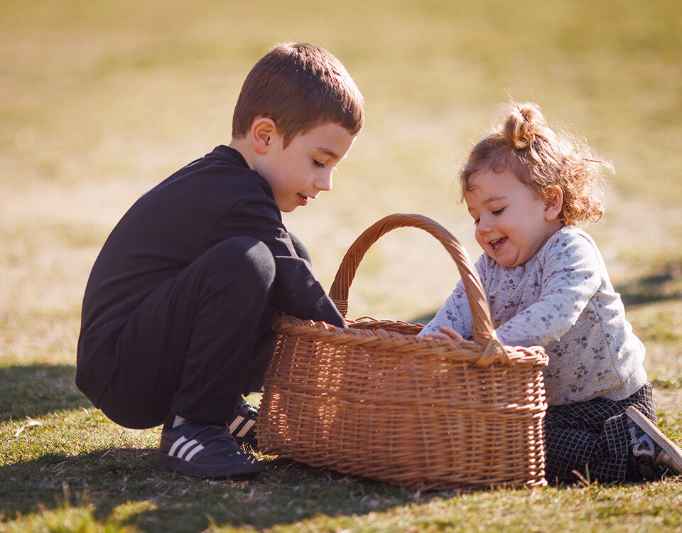 Deca se igraju sa kotaricom