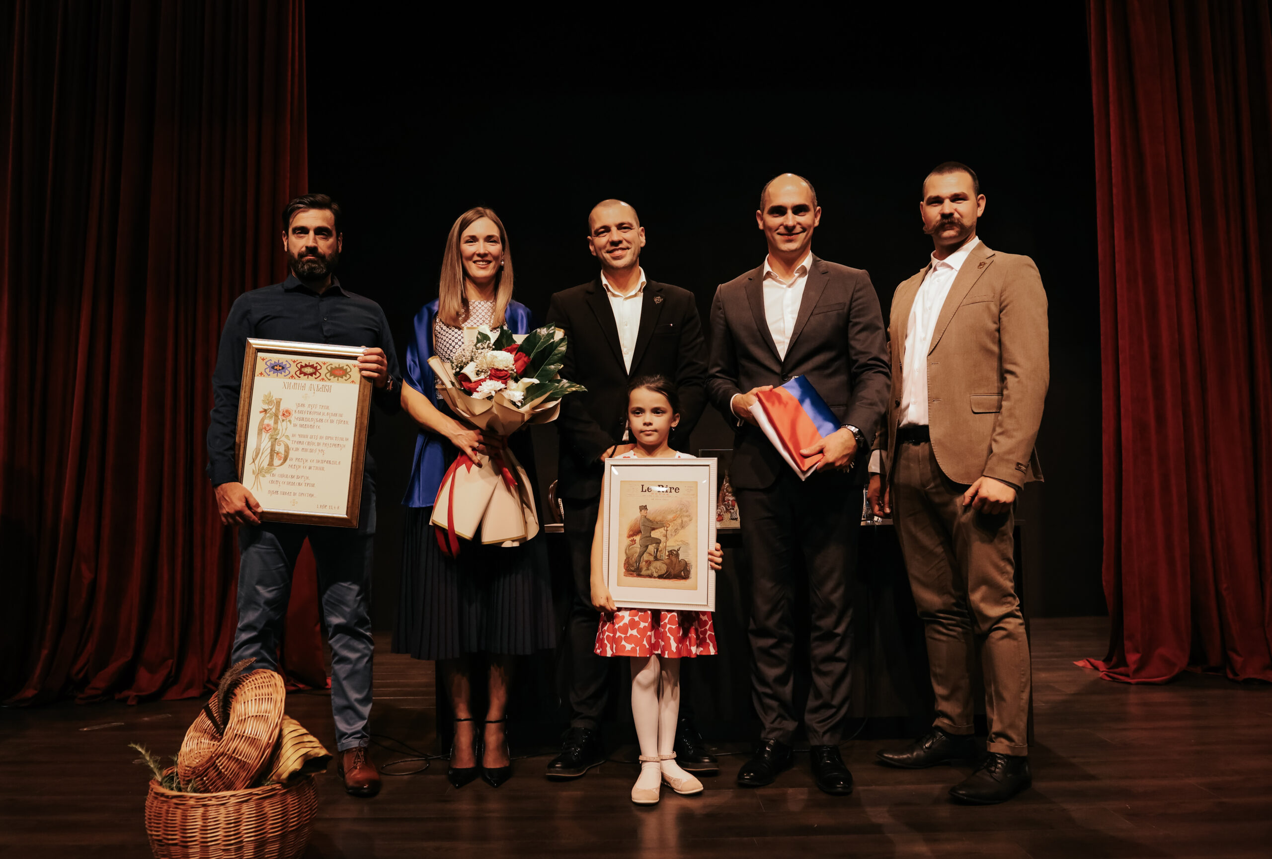 Promocija knjige u Brčkom, princ Mihailo i princeza Ljubica sa organizatorima