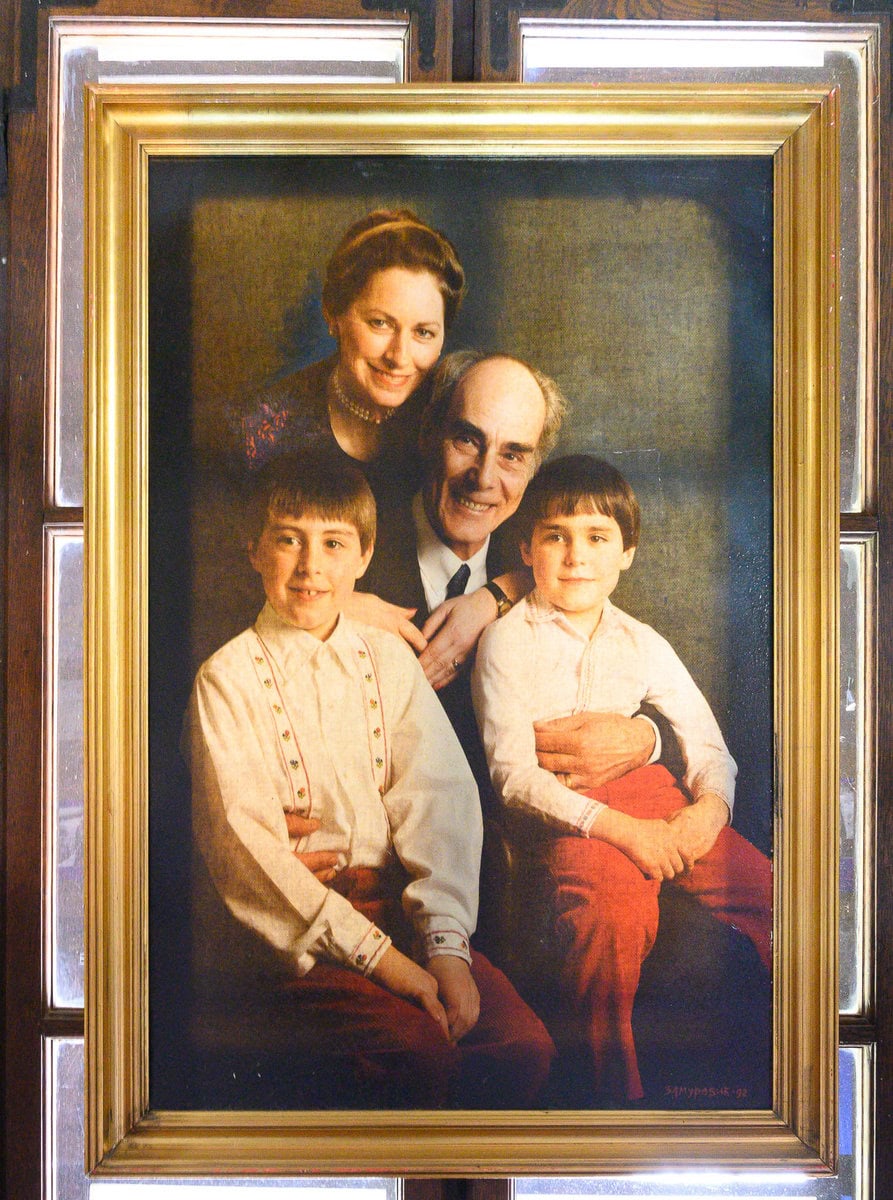 Porodična fotografija kraljevića Tomislava i princeze Linde sa sinovima, Mihailom i Đorđem