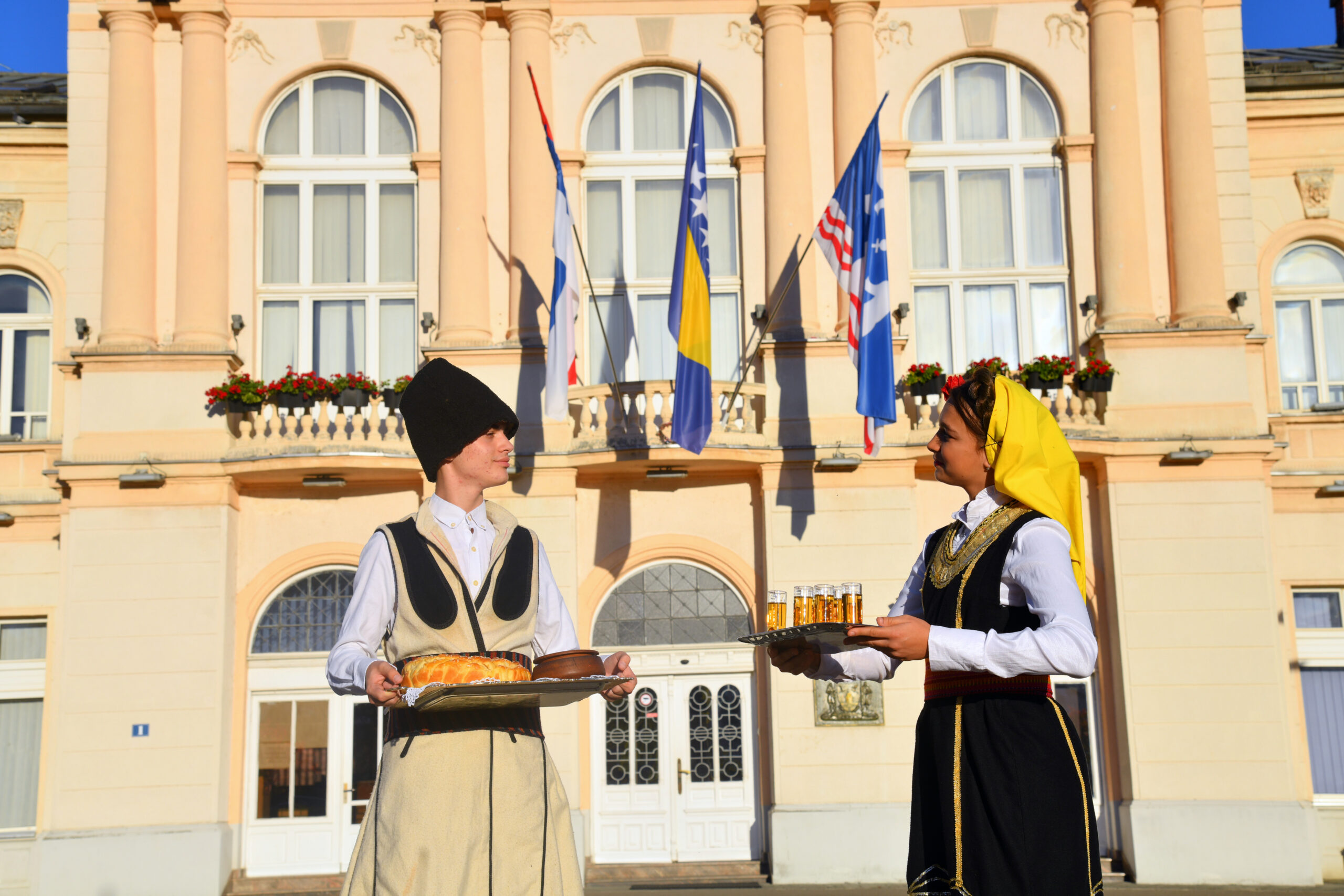 Dečak i devojčica u narodnoj nošnji u Bijeljini