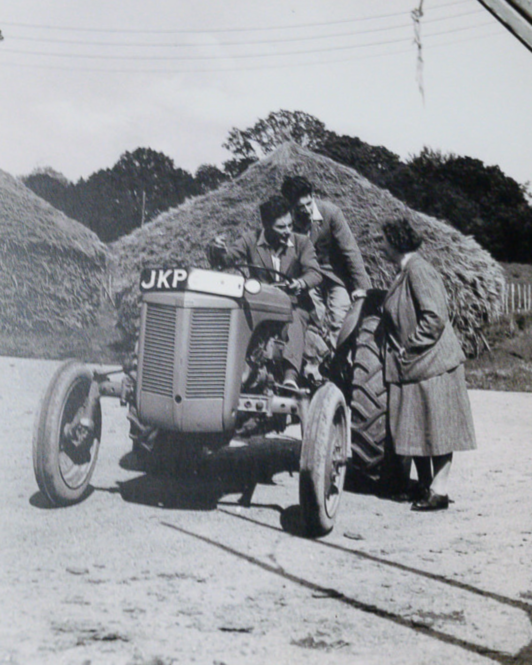 Kraljević Tomislav vozi traktor