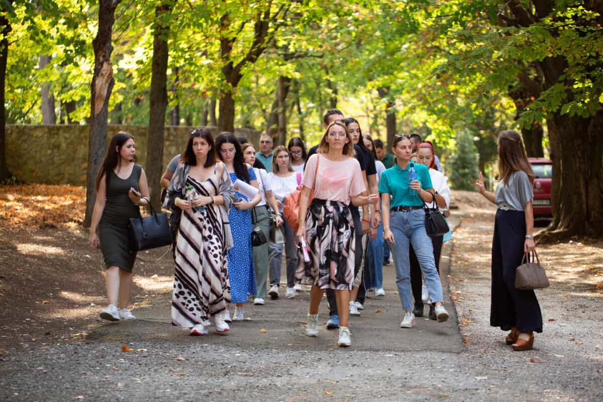 Volonteri predvođeni NJKV princezom Ljubicom obilaze Oplenac