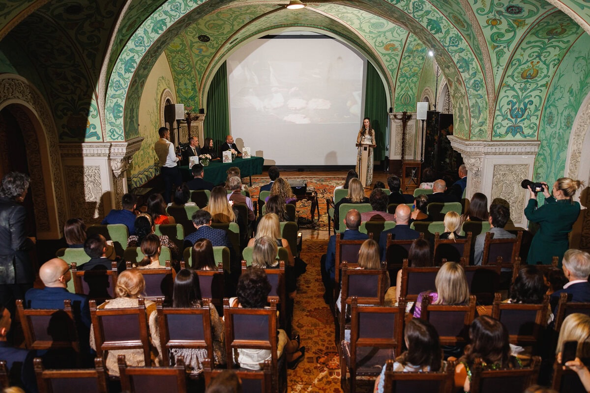 Porodica, prijatelji i saradnici na promociji knjige