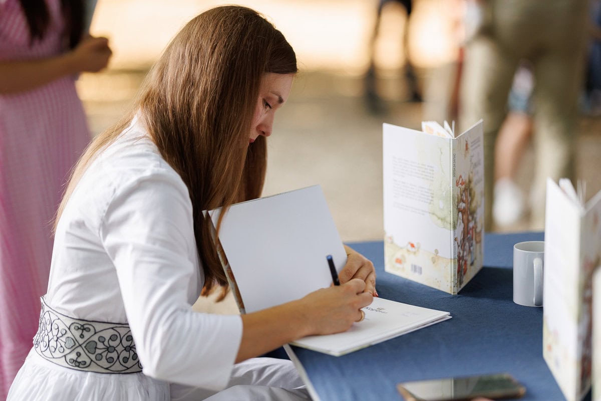 NJKV princeza Ljubica potpisuje knjigu