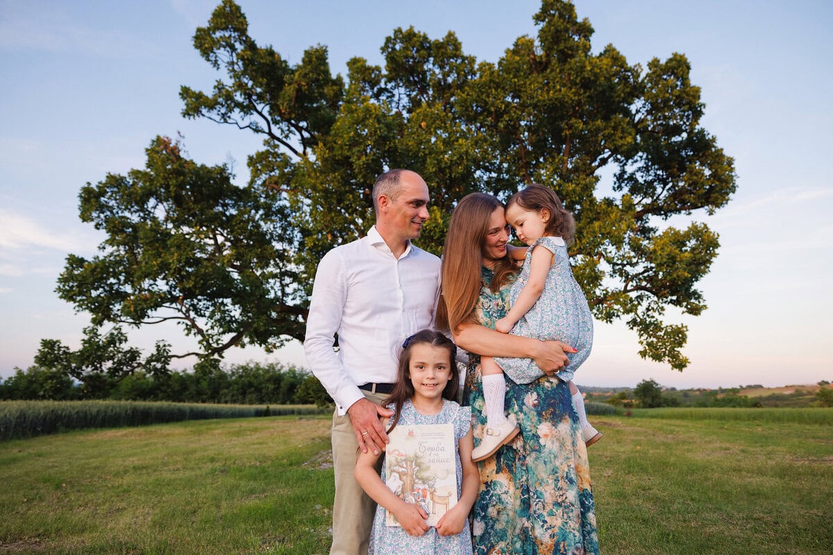 Porodična fotografija ispred zapisa