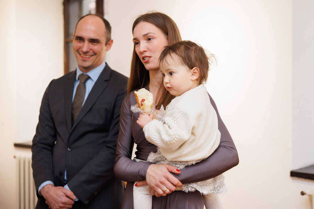 Princ Mihailo i princeza Ljubica Karađorđević razgovaraju sa decom na Dečjem Sretenju