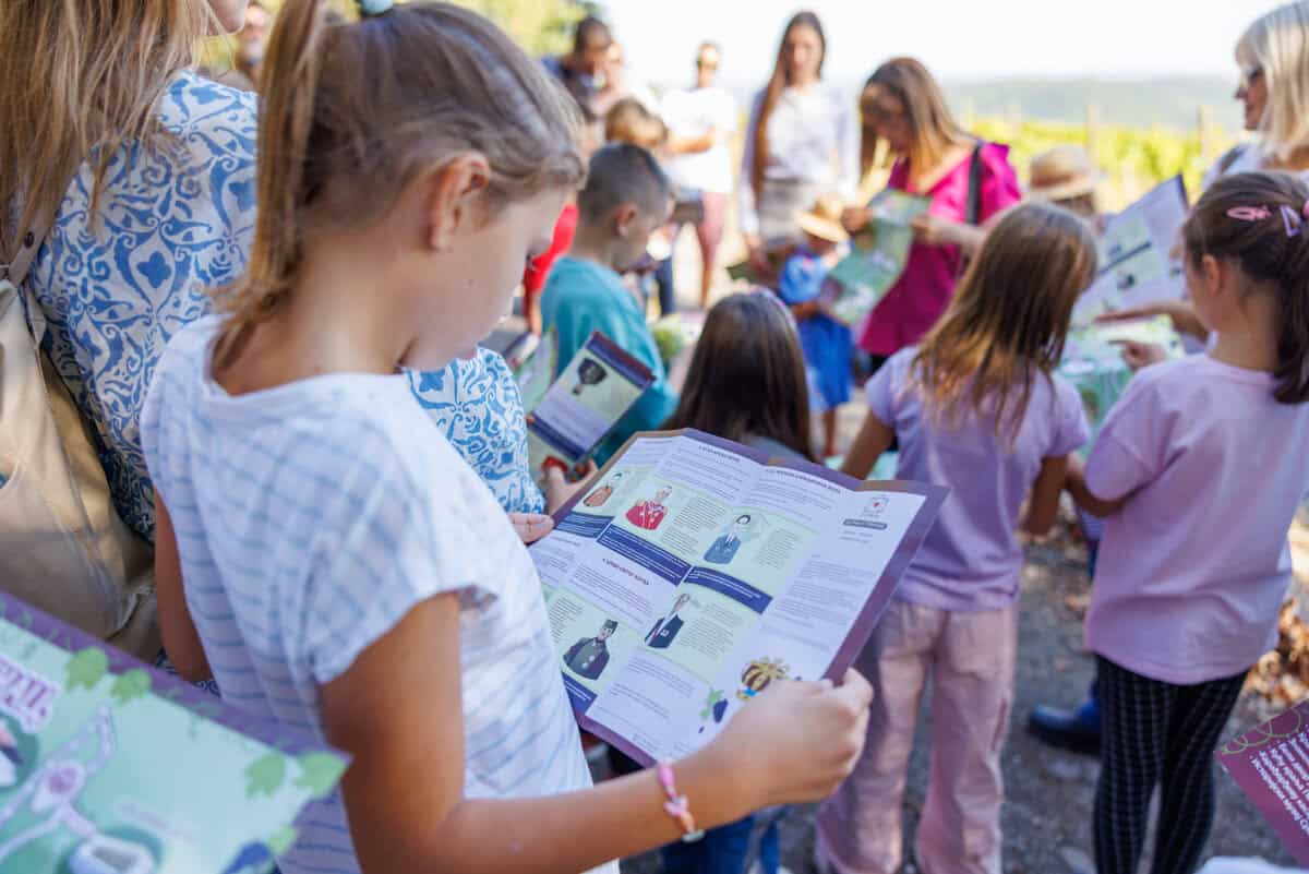 šetam i pričam devojčica sa mapom