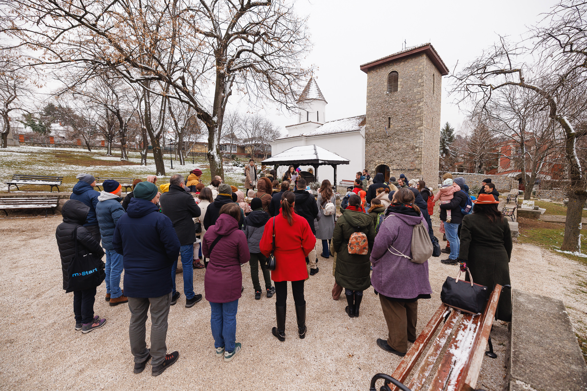 Ispred Karađorđeve crkve